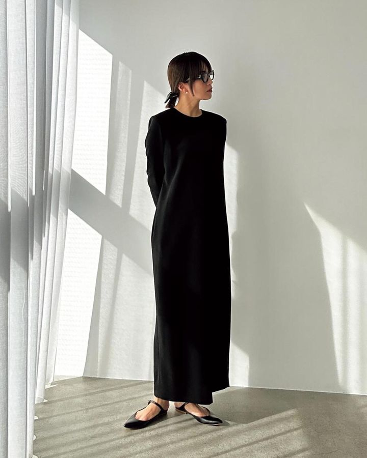 黒いドレスは、普段使いから冠婚葬祭まで幅広く使えるデザインを選択。