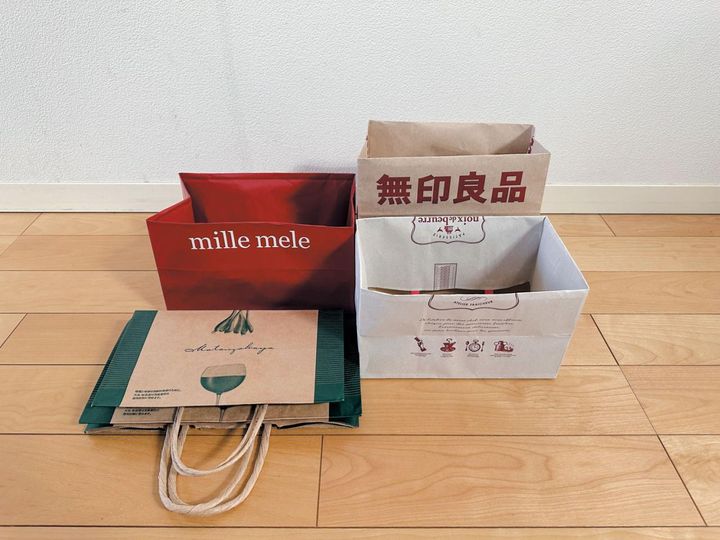 紙袋は内側に折るのが安定させるコツ。