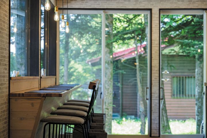 大きな窓は開放感があり、軽井沢の自然をより一層楽しめる