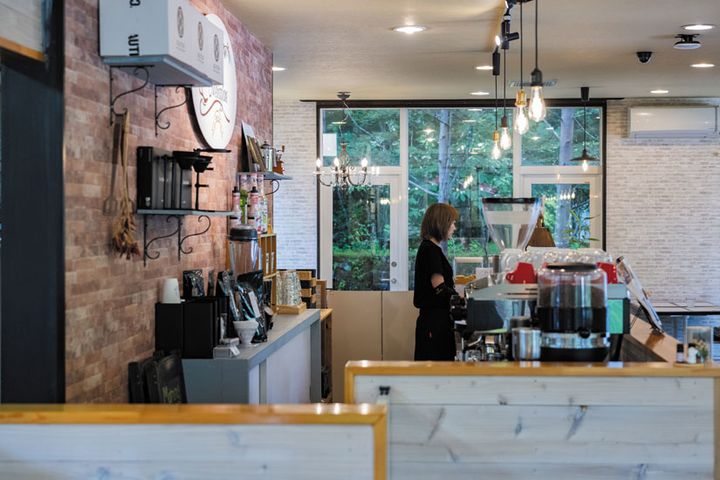 ご夫婦で切り盛りしている店内は、柔らかい雰囲気で過ごしやすい