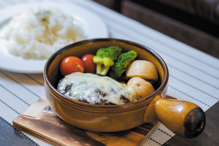 「ハンバーグ」1500円は、オリジナルソースたっぷりの煮込み風