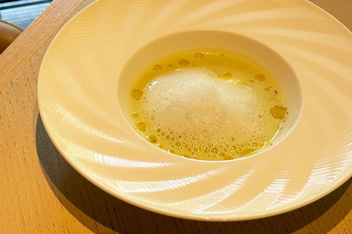 「枝豆の冷製スープと自家製リコッタチーズ 涼しげなミントの泡」