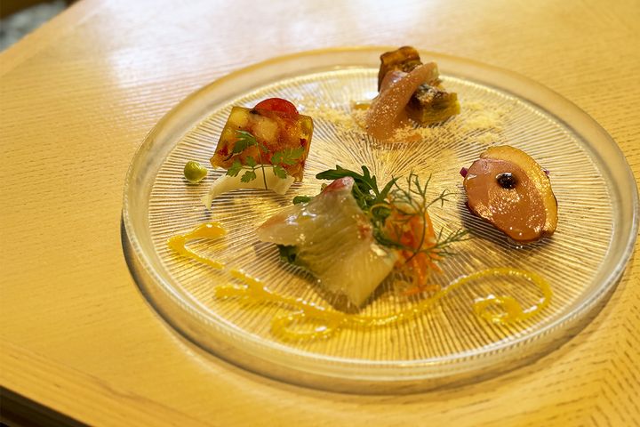 （左上から時計回りに）魚介のテリーヌ、キノコとベーコンのキッシュ、鴨肉と紫タマネギのマリネ、白身魚のカルパッチョ