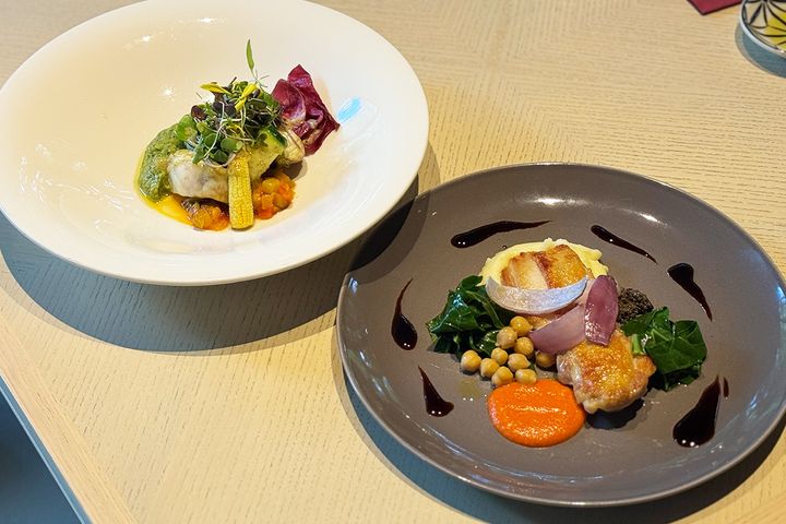 （左から）「スズキの香草オーブン焼き ズッキーニと大葉のヴェルデソース」、「日南鶏もも肉のロースト ロメスコソース クミンの香り」