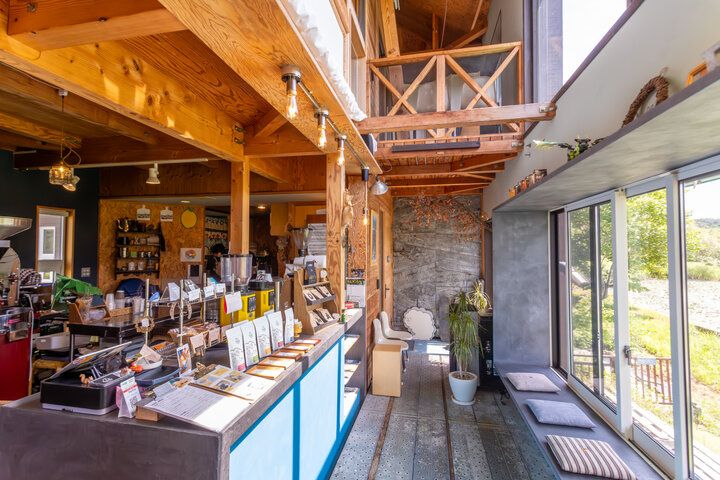 磐梯山を眺めて自家焙煎コーヒーとスイーツを堪能♪ 会津・磐梯高原のカフェ「Rotten Row Coffee Roasters」へ