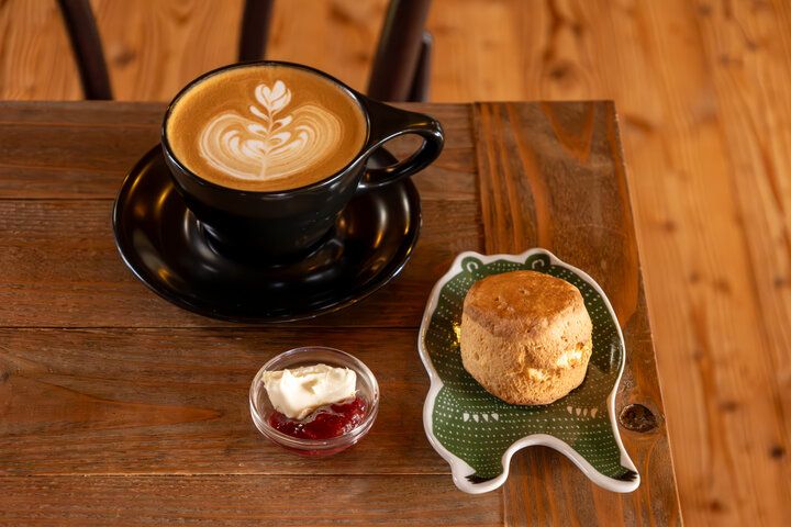 磐梯山を眺めて自家焙煎コーヒーとスイーツを堪能♪ 会津・磐梯高原のカフェ「Rotten Row Coffee Roasters」へ
