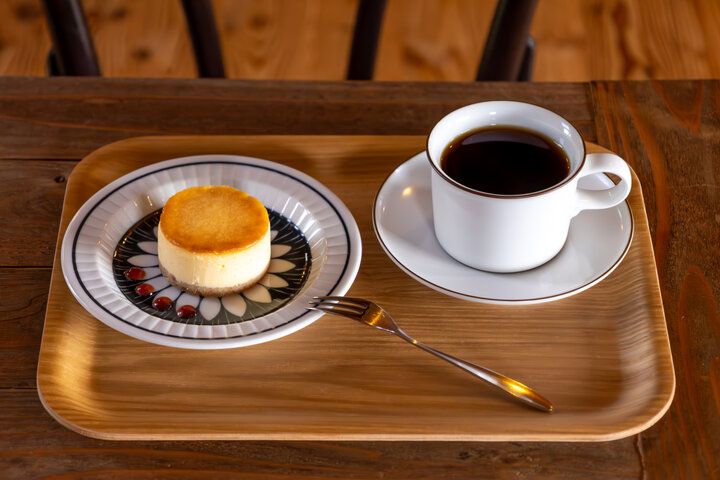 磐梯山を眺めて自家焙煎コーヒーとスイーツを堪能♪ 会津・磐梯高原のカフェ「Rotten Row Coffee Roasters」へ