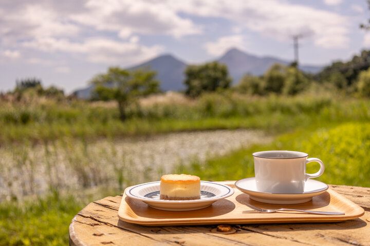 磐梯山を眺めて自家焙煎コーヒーとスイーツを堪能♪ 会津・磐梯高原のカフェ「Rotten Row Coffee Roasters」へ