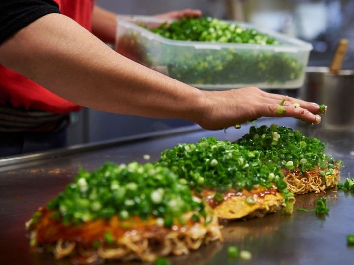 All About ニュース編集部は2025年9月22日に、全国10～70代の男女300人を対象に「都道府県のイメージ」に関するアンケート調査を実施しました。「お好み焼きが魅力的」だと思う都道府県ランキングの2位は「広島県」、1位は？