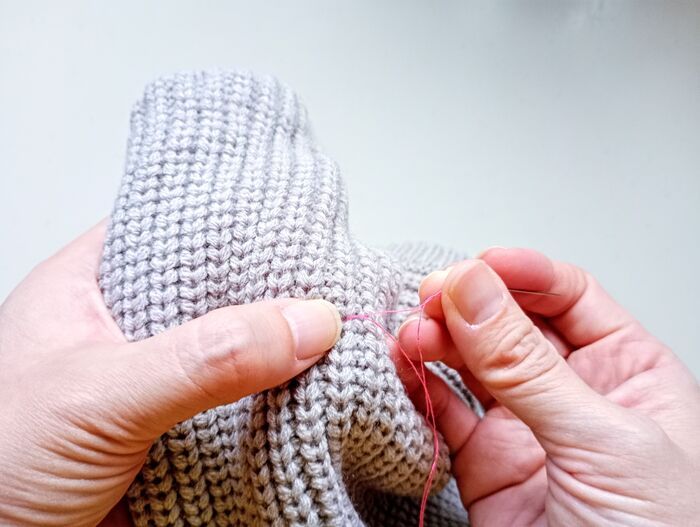 まるで魔法みたい！ニットの「残念ほつれ」はおうちで手軽に直せます。裁縫が苦手でも超カンタン♪