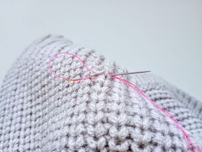 まるで魔法みたい！ニットの「残念ほつれ」はおうちで手軽に直せます。裁縫が苦手でも超カンタン♪