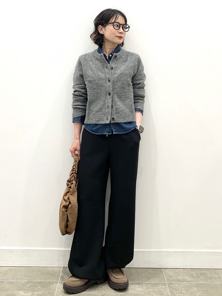 カジュアルなデザインをモノトーン系でまとめて大人っぽく 出典：StyleHint