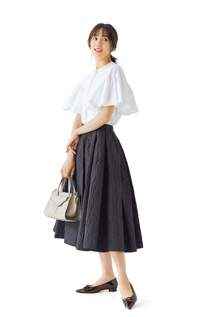 ブラウス2万9700円（アロー） スカート3万6300円（シーニュ） バッグ4万4000円（ロリステッラ／ピモンテ） ピアス6万1600円（Elena Jewelry／ロードス） リング13万6400円（プライマル）