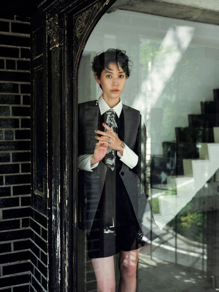 印象的なカフスとモダンなアクセ 大人のこなれ感を手もとからも