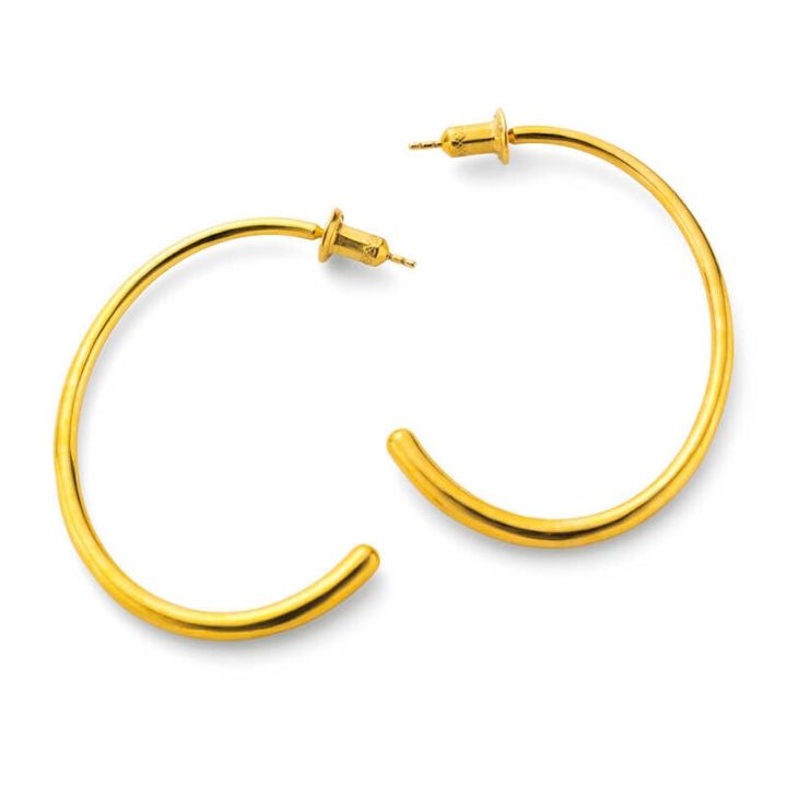 シンプル、かつ程よいサイズ感のフープ形ピアスは汎用性高し。4万9500円（エンド カスタム ジュエラーズ×ハイク／ボウルズ）