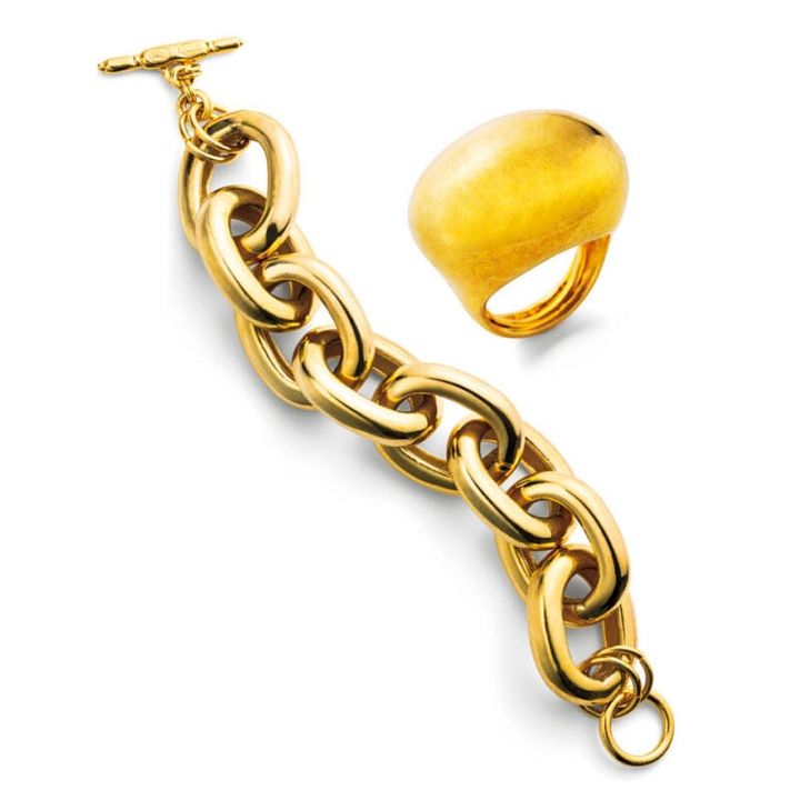 （右から）ぽってりとしたボリューム感が大人の遊び心をくすぐるリング。1点つけるだけでモードなパワーを発揮。1万9800円、ゴールドの強い光が手もとをスタイリッシュに彩るチェーンブレス。秋冬は断然ゴツめが気分。4万6640円（ともにケネス・ジェイ・レーン／ZUTTOHOLIC）