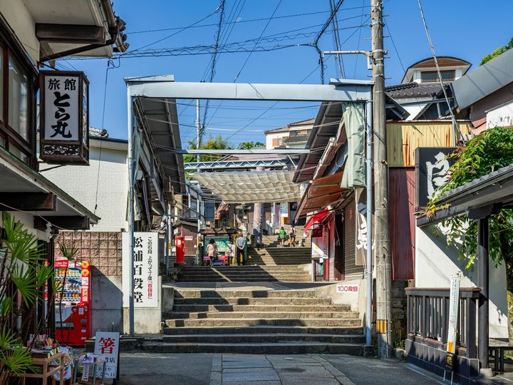 All About ニュース編集部が全国250人を対象に実施した「夜景が美しいと思う温泉地」に関するアンケートの調査結果から、「夜景が美しいと思う四国地方の温泉地」ランキングを発表！ 2位「こんぴら温泉」を抑えた1位は？