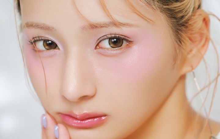 アイラインとマスカラは明るいブラウン系を上まぶた＆上まつ毛に軽く入れる程度にして、抜け感を演出。