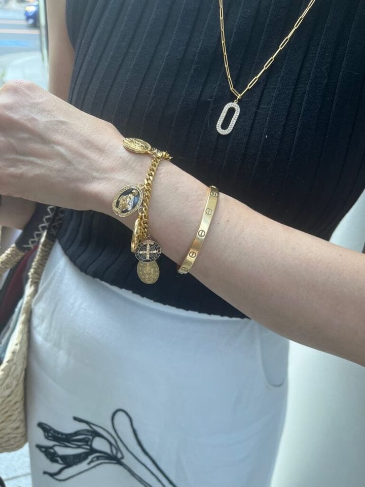 バングルと時計はカルティエ