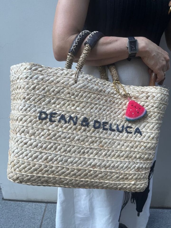 バッグはDEAN & DELUCA