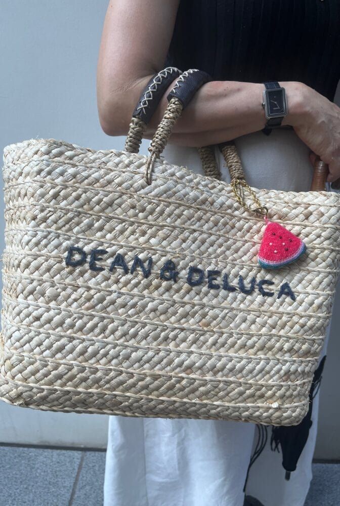 バッグはDEAN & DELUCA