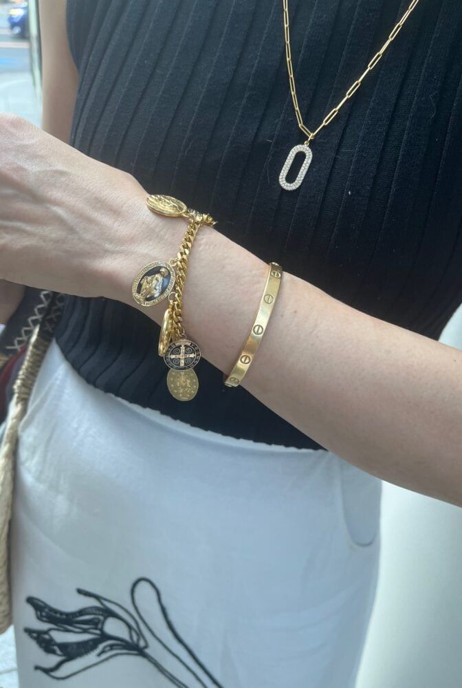 バングルと時計はカルティエ