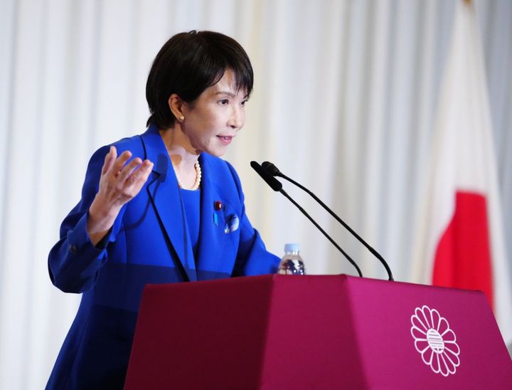 自民党総裁後、就任記者会見する高市早苗新総裁（2025年10月4日、時事）