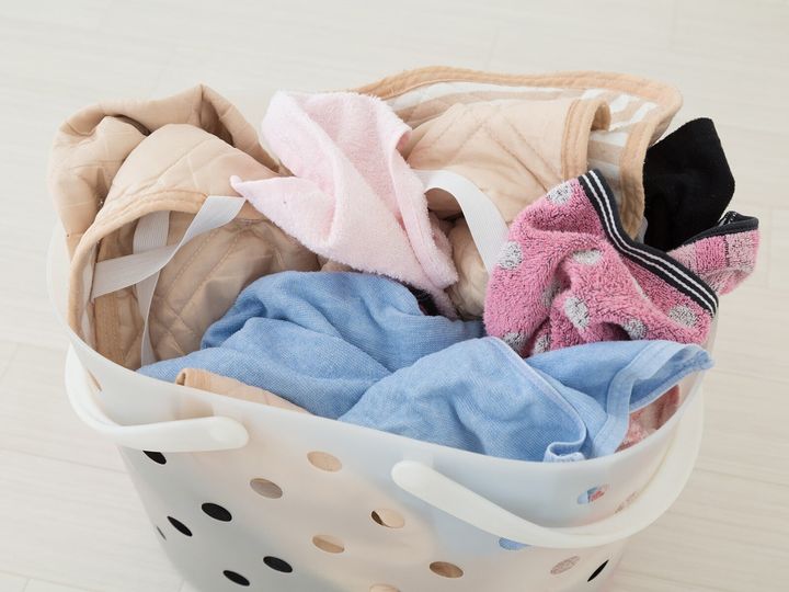 なかなか人には聞けない下着の寿命。つい捨てどきを逃すこともありますよね。今回はブラジャーやショーツ、ガードルなど、下着ごとの寿命の見分け方と、人目につかない捨て方をご紹介します。