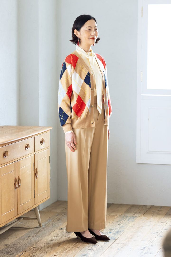 カーディガン￥55,000／マカフィー（トゥモローランド）、ブラウス￥23,100／ソージュ（ソージュ オンラインストア）、パンツ￥36,300／タンジェント（ザ エディット ストア）、パンプス￥64,900／ネブローニ、イヤリング￥9,720／アビステ