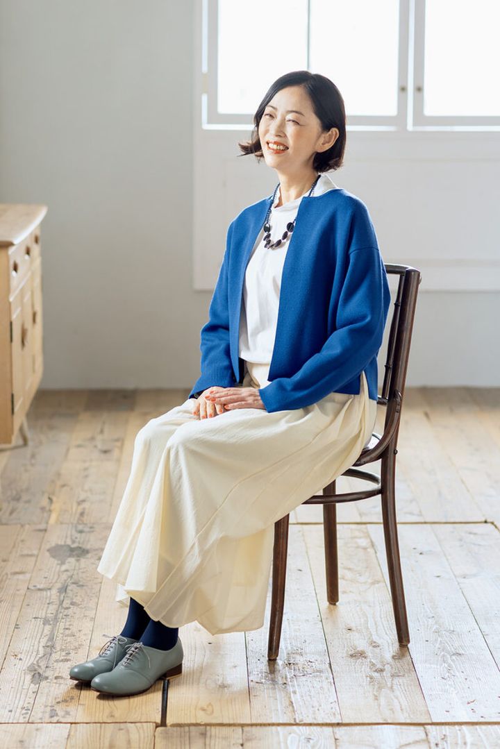 ジャケット￥20,900、ネックレス￥18,700／ともにハリス（金万）、ブラウス￥30,800、ワイドパンツ￥42,900／ともにプレインピープル（プレインピープル 青山）、シューズ￥48,400／ショセ（プリュス バイ ショセ）