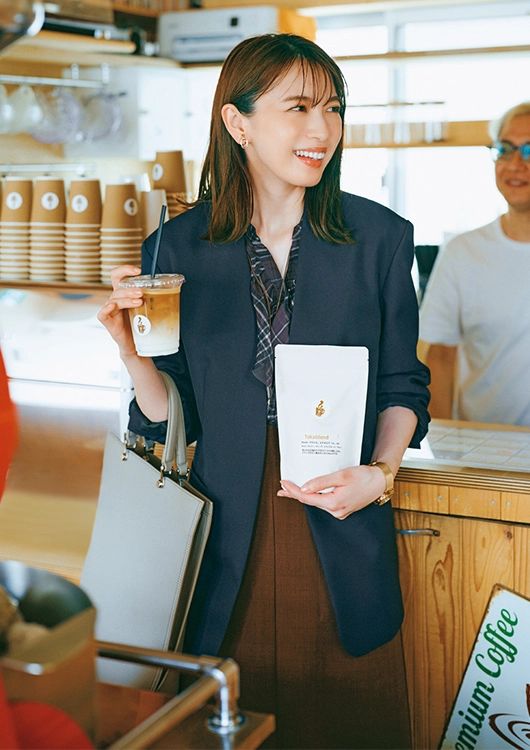 フリルブラウスがポイントの通勤コーデ