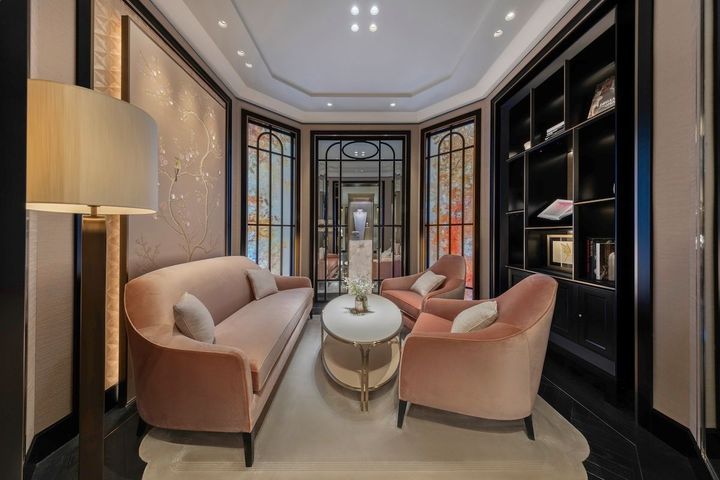 柔らかな光に包まれた2階のVIPルーム。正面の装飾パネルに自然の詩的な映像を投影