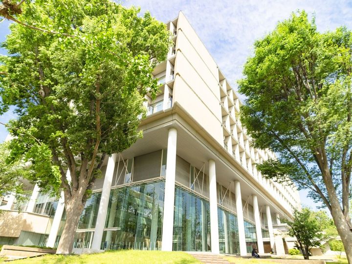 All About ニュース編集部が全国の300人を対象に実施したアンケート調査結果から、「有名企業への就職実績が豊富」だと思う日本の大学ランキングを発表！ 2位「慶應義塾大学」を抑えた1位は？