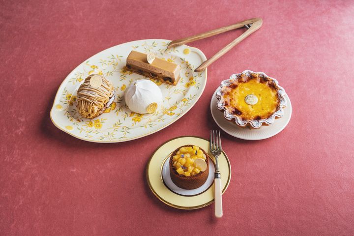 手前から時計回りに、「ノクターン」（980円）は腕を磨いた札幌『パティスリーシイヤ』のお菓子を再構築。カリカリのパイの器に宮崎の和栗のクリームがほっこりとろける「和栗のモンブラン」1200円。6種のベリーコンポートを包んだチーズケーキ「ジムノペディ」（920円）の名は、白いものしか食べなかった作曲家・サティの曲から。いちじくと紅茶にシナモンと赤ワインが深みを醸す「アルハンブラ」950円。サクほろ砕けるパイ生地からアパレイユがとろりと溢れる「フラン」（2300円、予約推奨）は、通常の約3倍量の天然マダガスカルバニラ入り。