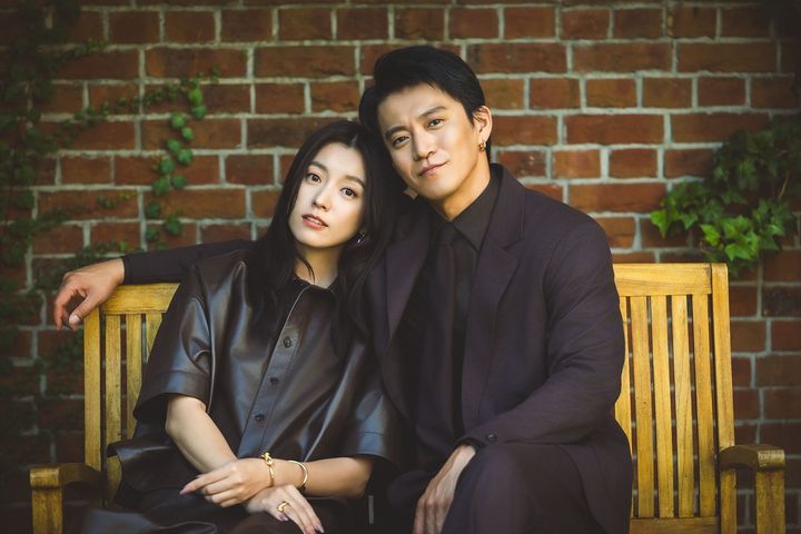 Netflixシリーズ『匿名の恋人たち』小栗旬×ハン・ヒョジュのカップルフォト width=