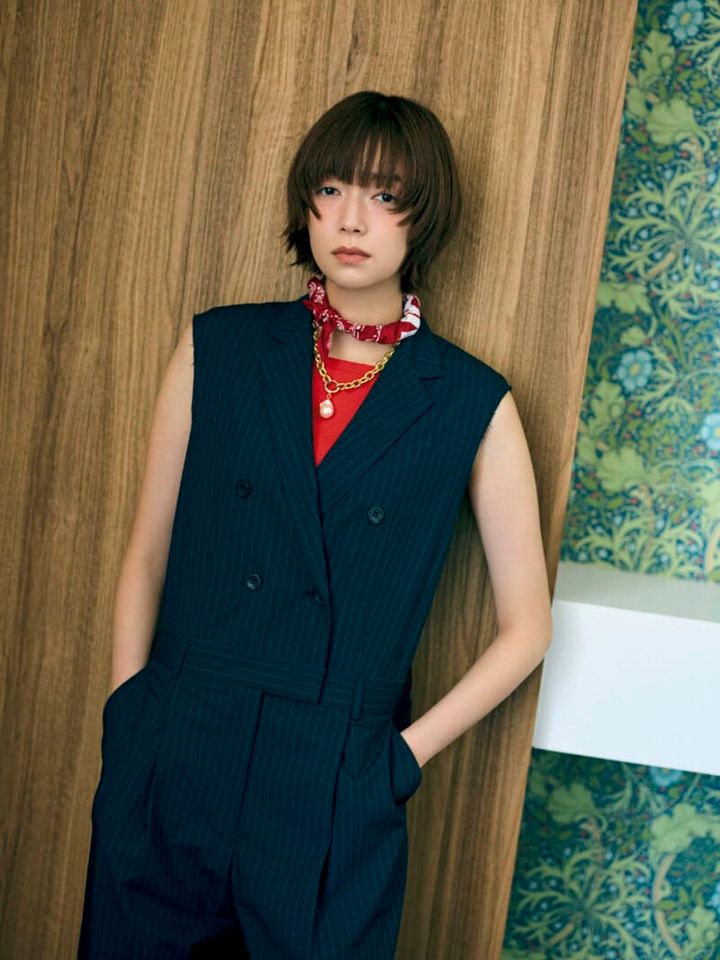 ニットキャミソール￥7,700（ノーク） バンダナ￥1,650（ザ シンゾーン／シンゾーン ルミネ新宿店） ジャンプスーツ￥29,700（ザ ポーズ／ウィム ガゼット ルミネ新宿店） ネックレス￥55,220（フル・オブ・グレイス／ズットホリック）