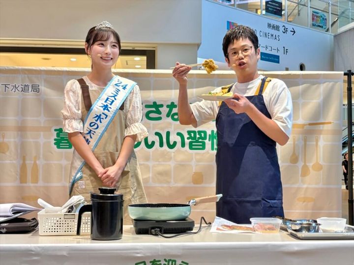 （左）2024 ミス日本「水の天使」 安井 南さん、（右）子育てインフルエンサー 木下 ゆーきさん 調理の様子