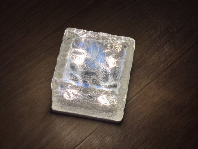 ソーラーライト（アイスブロック、WH） 点灯