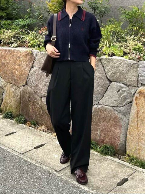 Style②ニットカーデは大人っぽく“抜け”を意識