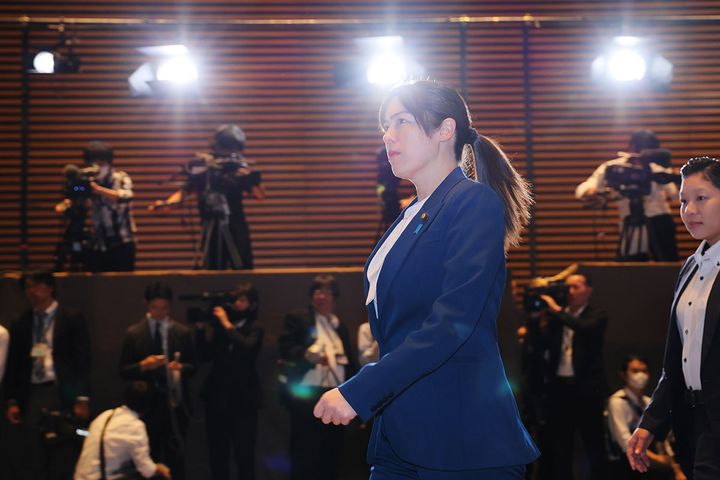 経済安全保障相に決まり、首相官邸に入る小野田紀美氏（2025年10月21日、時事）