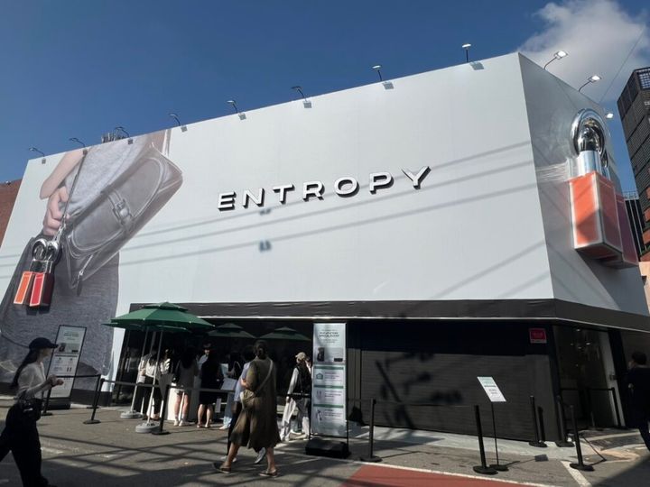 エントロピーといえば、ブランドを象徴する〝チャームリップ〟。 巨大なチャームリップお出迎え♡