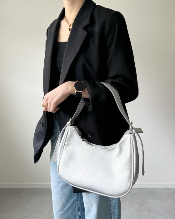 GUのブラックの「ダブルブレストジャケット」