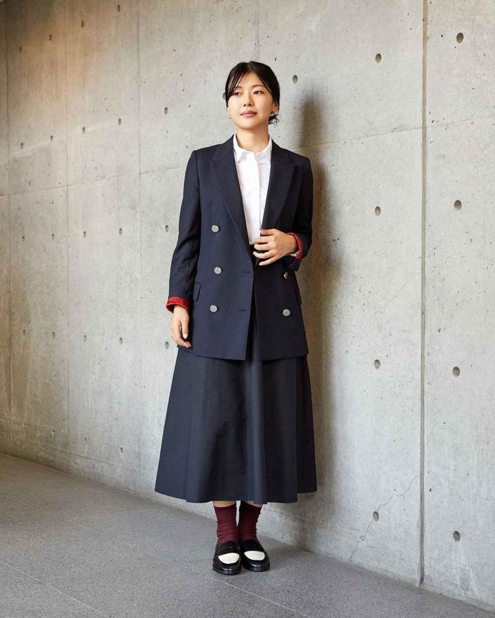 画像: MADISONBLUEのジャケット￥143,000・中に着たシャツ￥33,000・スカート￥35,200（マルティニーク）・NEBULONI E.のシューズ￥64,900