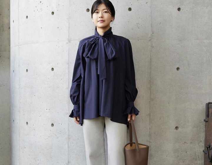 画像: BOURRIENNEのシャツ￥86,900・TU ES MON TRESORのデニムパンツ￥41,800