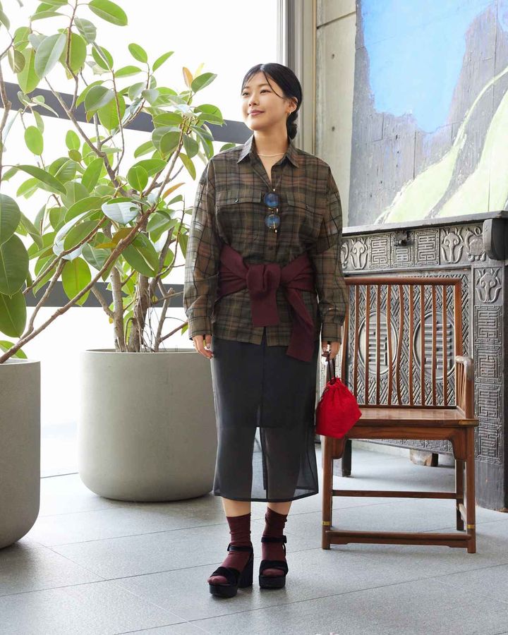 画像: シアーシャツ￥26,400・スカート￥20,900（マルティニーク）・STRINGARTのシューズ￥39,600 ・VALESQUEバッグ￥39,600（マルティニーク）