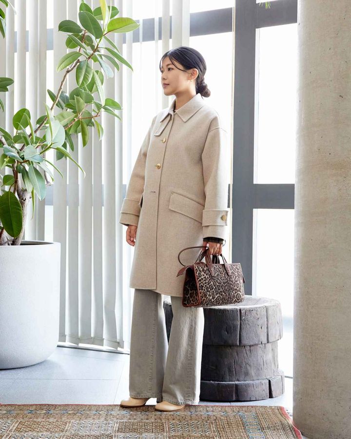 画像: MACKINTOSHのハンビーコート¥253,000・TU ES MON TRESORのデニムパンツ￥41,800・A VACATIONのバッグ￥62,700・HEWNのシューズ￥62,700 store.melrose.co.jp