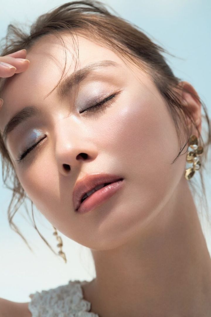 まぶたに輝きを添えて、希望を宿したまなざしに モデル＝内田理央