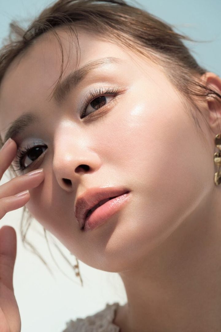 まぶたに輝きを添えて、希望を宿したまなざしに モデル＝内田理央