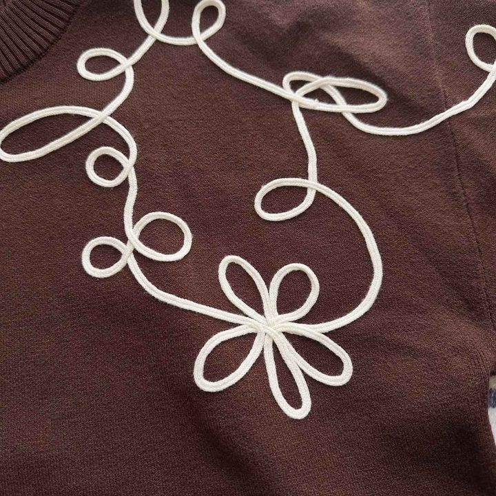 画像: 立体感のあるコード刺繍がポイント