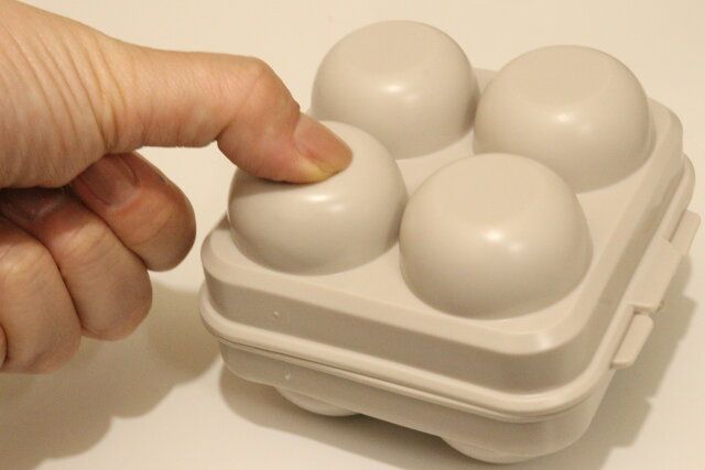 ダイソーのSOLOX 卵を衝撃から守るエッグケース（4個用）がへこまない